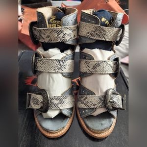 Freebird Violet, Size 9, EUC